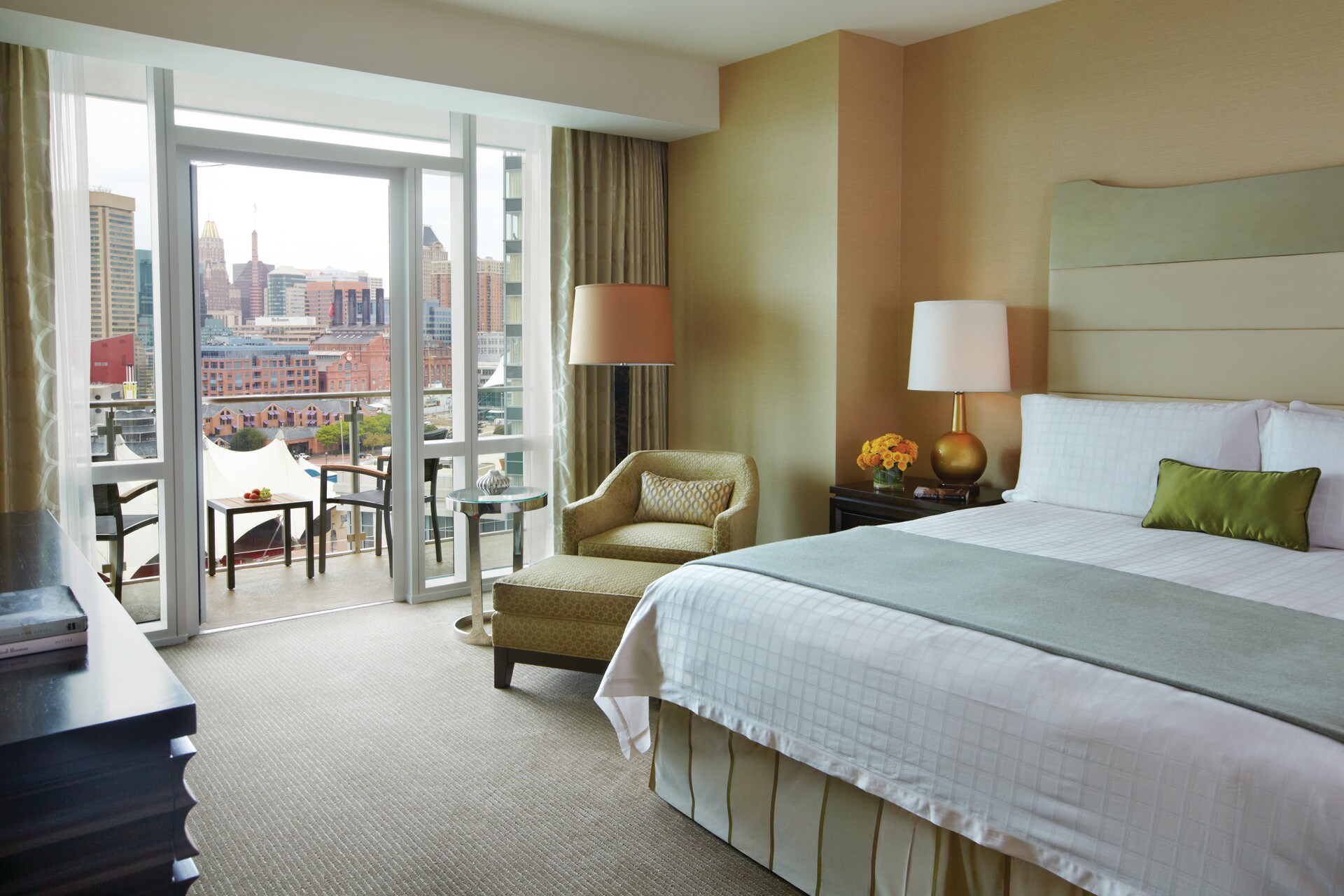 Hotelzimmer des Four Season Hotel Baltimore mit Doppelbett mit Blick auf den Hafen.